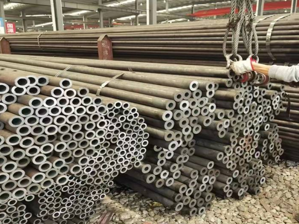 Decapado, recocido y templado a baja temperatura de tubos de acero sin costura